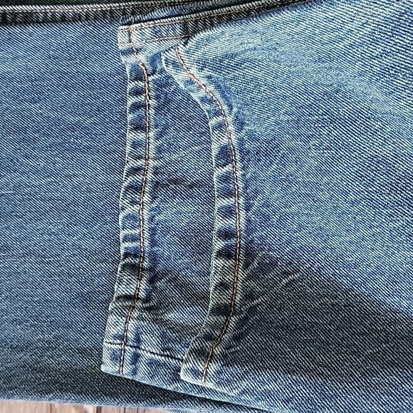 Levi's relaxed fit medium wash jeans with 31" inseam - Picture 12 of 14